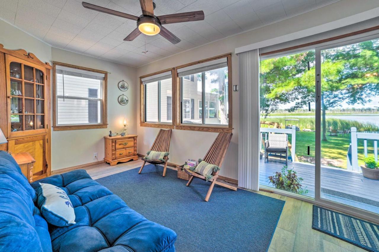 East Tawas Lakefront Getaway With Kayaks And Deck Exterior photo
