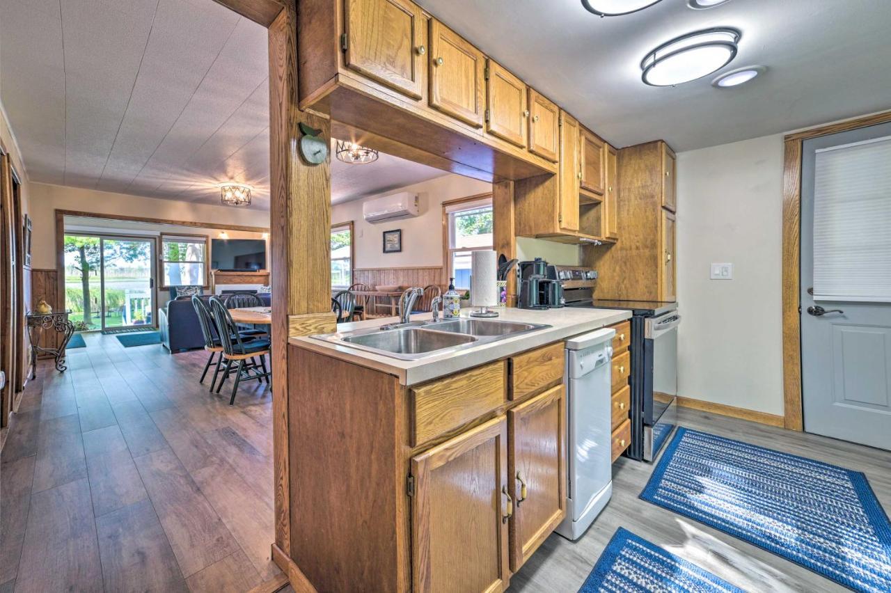 East Tawas Lakefront Getaway With Kayaks And Deck Exterior photo